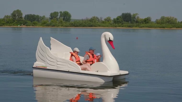 Жители Нижнекамска на катамаране