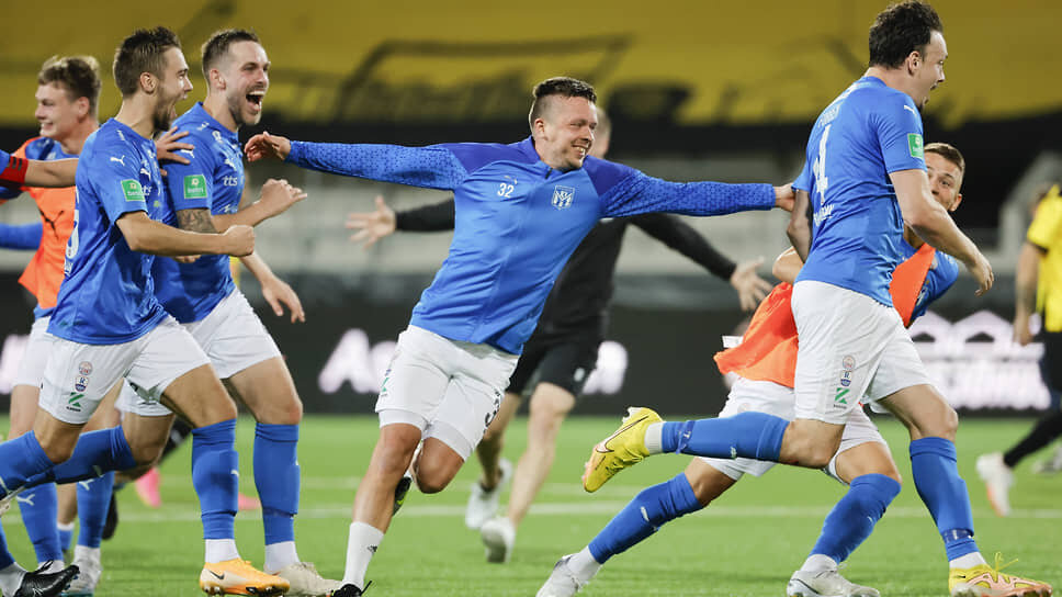 Фото: Adam Ihse / TT News Agency / AP📷«Клаксвик» (в синих футболках) стал первой командой с Фарерских островов, пробившейся в групповой этап еврокубка