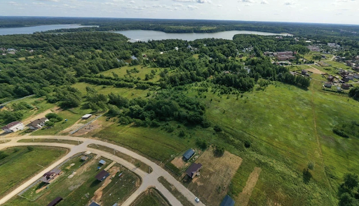 Вот какие пейзажи окружают жителей поселка «Долина Озер» 