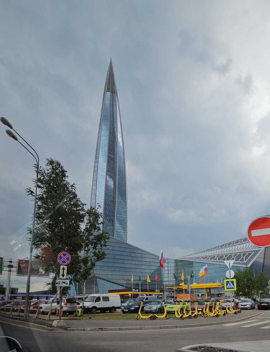 Лахта Центр из окна такси.