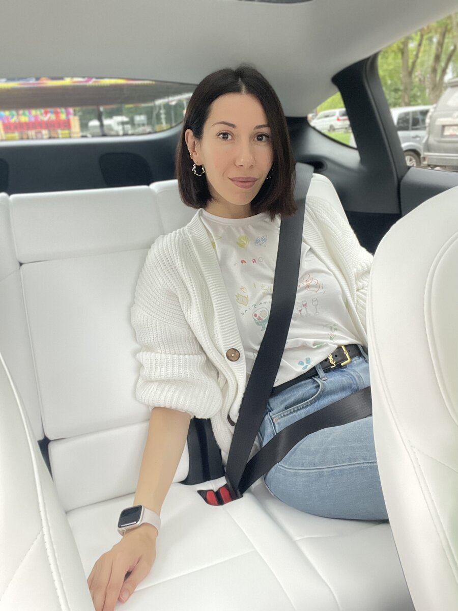 Недавно я купила себе автомобиль Tesla. И помимо экономических причин для покупки, помимо характеристик самого автомобиля, я также купила его... потому что мне нравится сообщество любителей Tesla! Это открытые, позитивные, проактивные люди, приверженцы технологий и прогресса, к сообществу которых я тоже стремлюсь принадлежать, потому что я верю в силу и важность круга общения