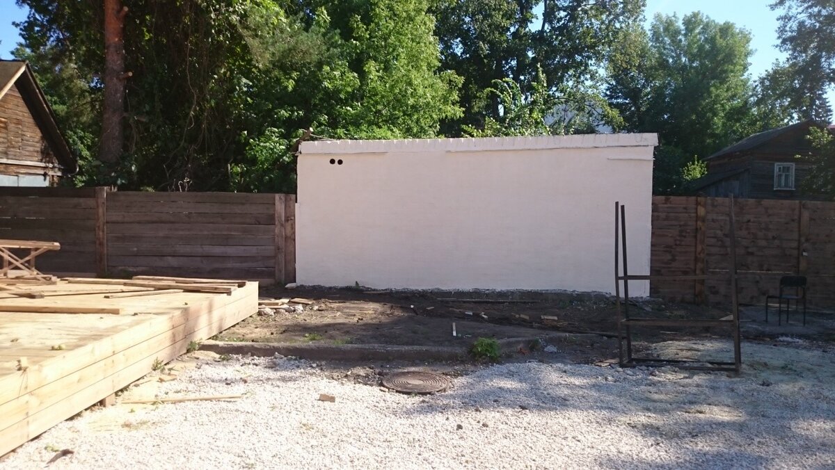 2.	Вот как выглядел этот будущий хвойный участок летом 2020 г.