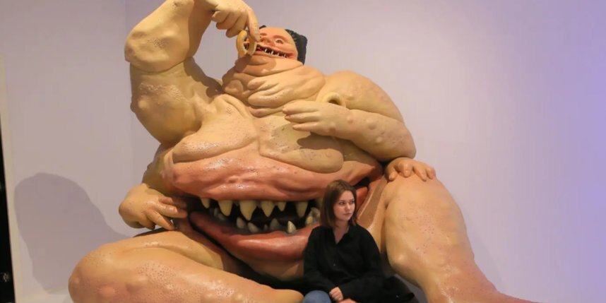    Репортёр Metro изучает экспонаты. Василий Кузьмичёнок / Metro.