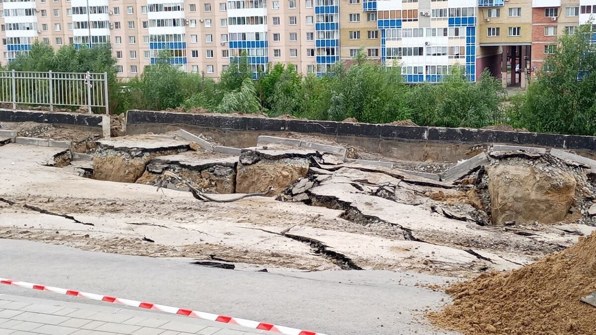 После визита мэра и силовиков на месте обвала парковки в Омске появился  экскаватор | gorod55.ru | Дзен