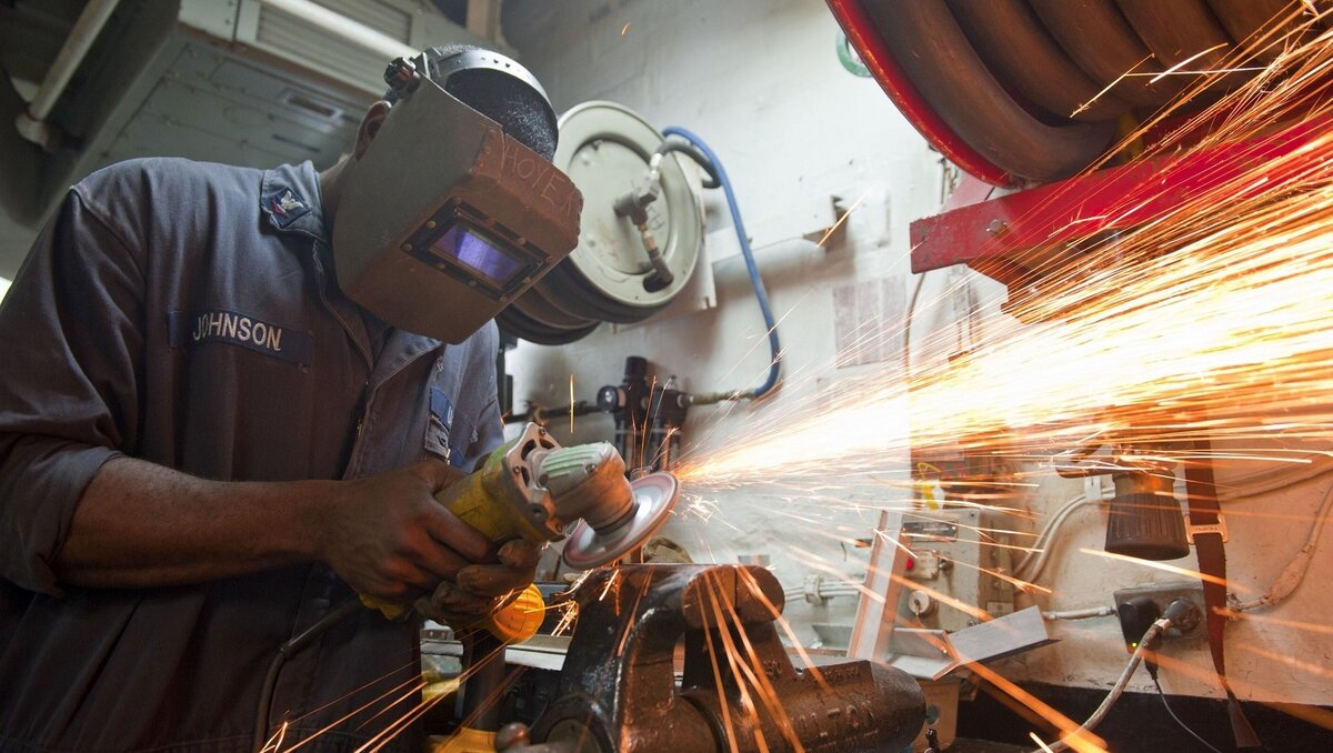     В Ростовской области самыми востребованными и редкими специалистами в августе оказались токари, автослесари и риэлторы, об этом рассказали в пресс-службе одного из порталов по трудоустройству.