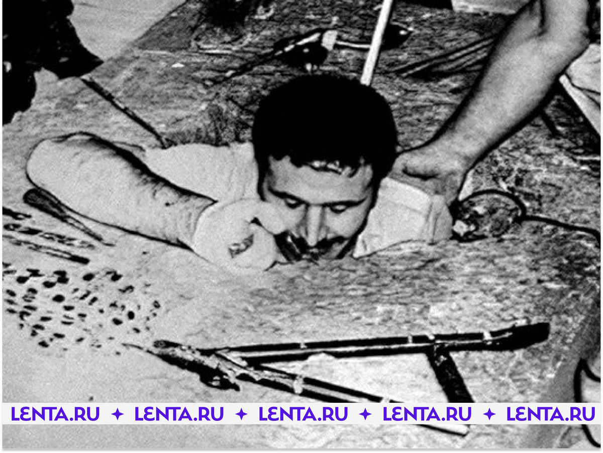 Феликс Калачян показывает следователям, как проник в отделение Госбанка СССР в Ереване 
Фото: Центр поддержки русско-армянских стратегических и общественных инициатив