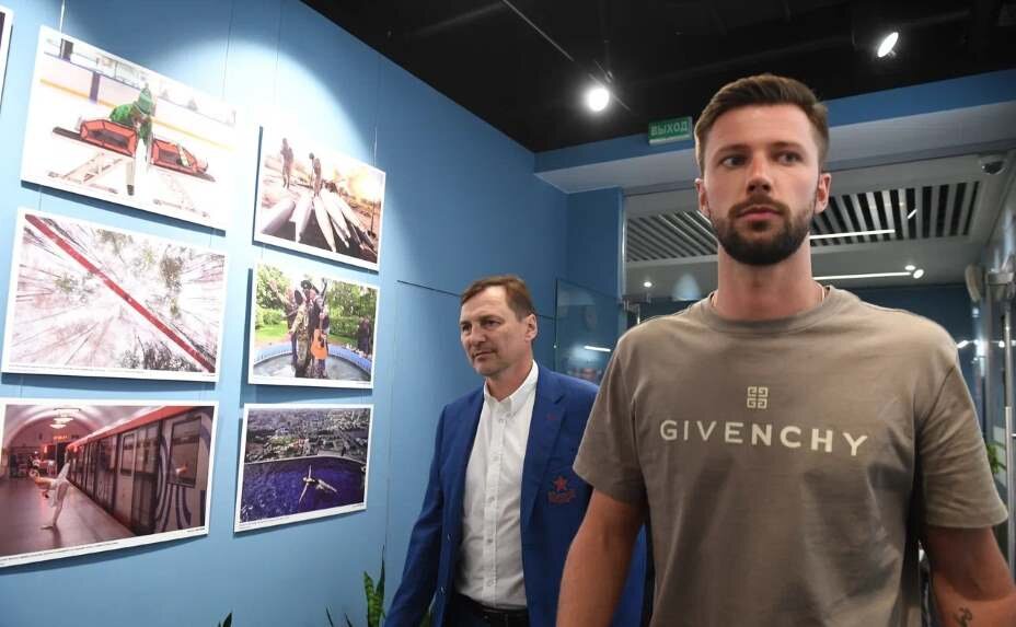    Хоккеист Иван Федотов отслужил в армии и пришел в «Комсомольскую правду». Фото: Михаил Фролов