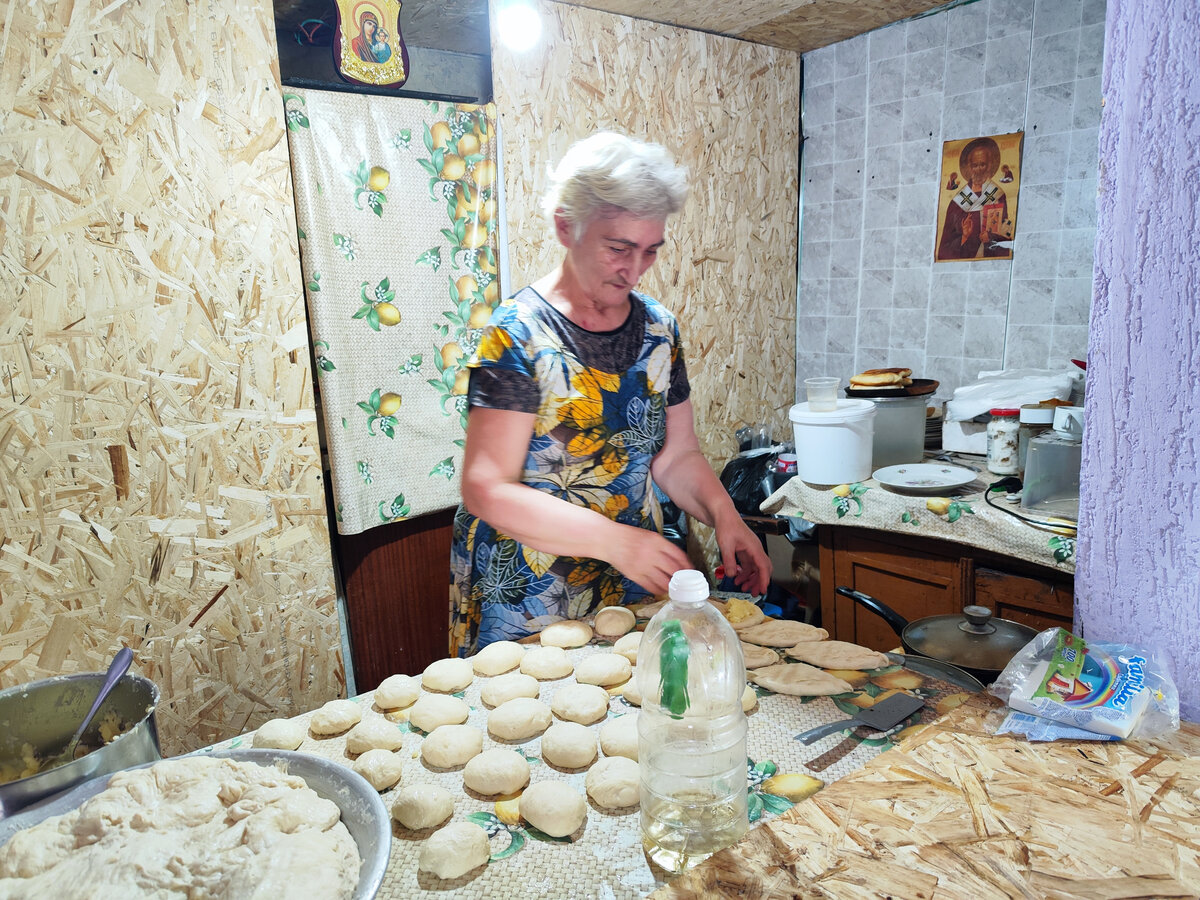 Бабушка Нанули печет самые вкусные пирожки в городе - призраке Акармара