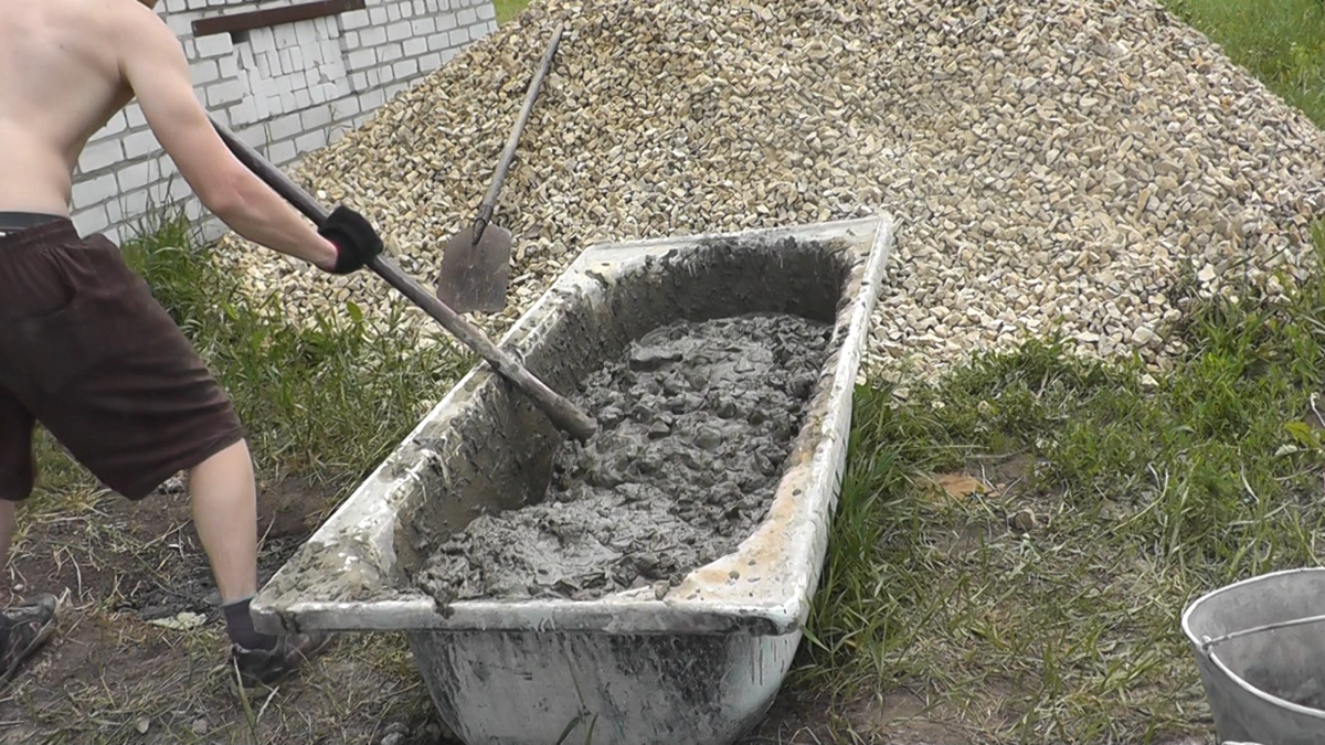 Замешивать бетон можно так же лопатой, даже самой обычной, штыковой. А раскладывать его в ведра, совковой лопатой.