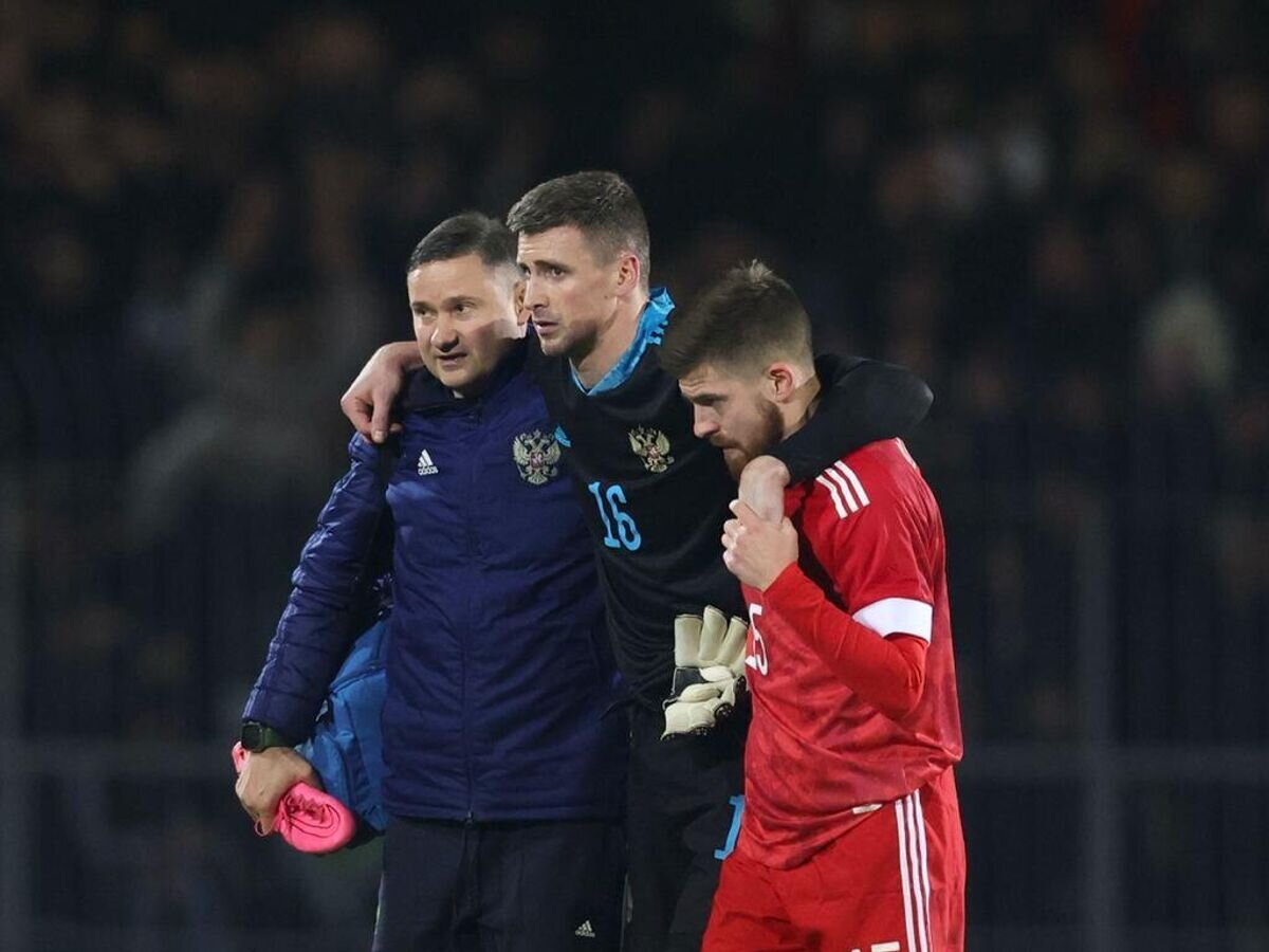    Вратарь сборной России по футболу Сергей Песьяков (по центру)© Фото : Сборная России по футболу / Telegram