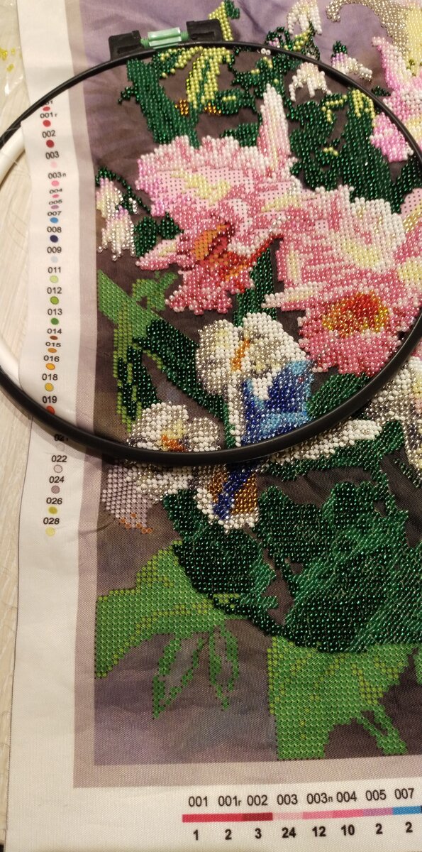 Видно, где вышито.