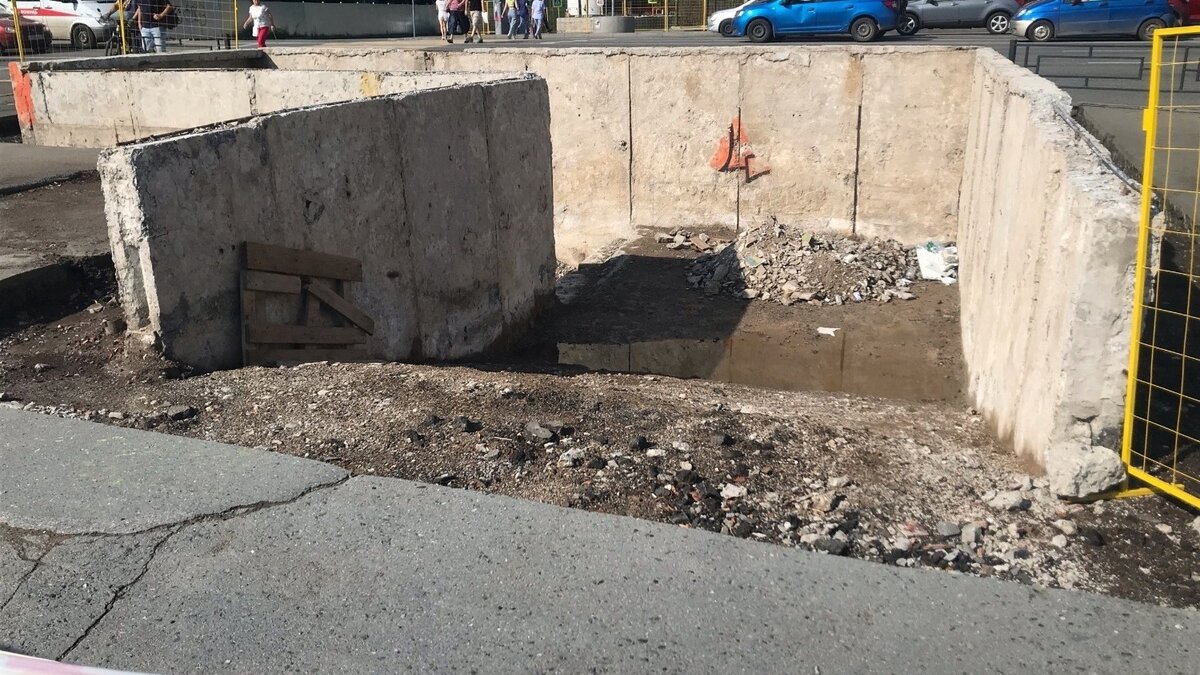     УФАС по Удмуртии накануне внесло сроком на 2 года в реестр недобросовестных поставщиков казанскую компанию «Марстрой». Она так и не смогла завершить ремонт подземного перехода около комплекса зданий УдГУ. Почему так произошло, рассказал гендиректор «Марстроя» Булат Хикматуллин.
