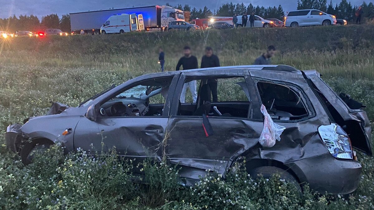     В Можгинском районе Удмуртии водитель «Лады Калина» пошел на опасный обгон и столкнулся с фурой.