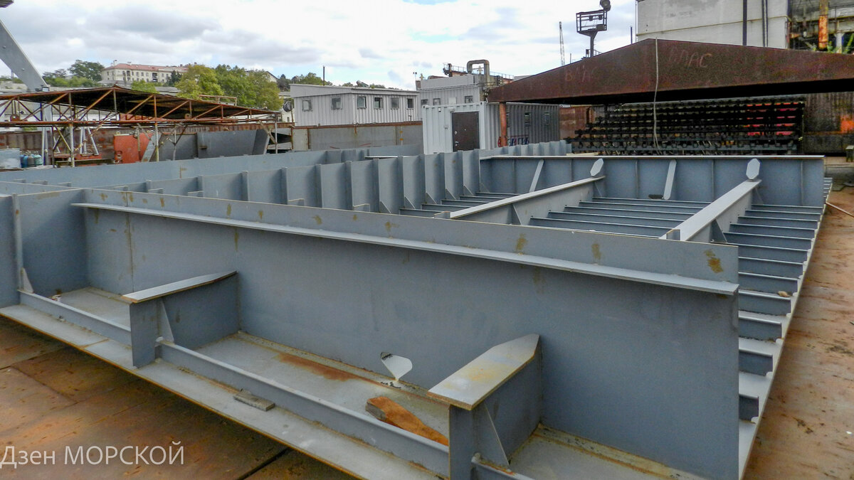 Закладная секция ПК-700 через год после закладки судна, Севморзавод, 10 октября 2019 года. Некоторые работы по ПК-700 велись на второй площадке завода в Инкермане.