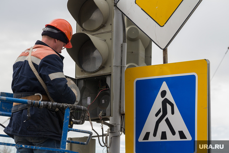    Пешеходов и водителей просят быть осторожными на участках, где отключат светофоры