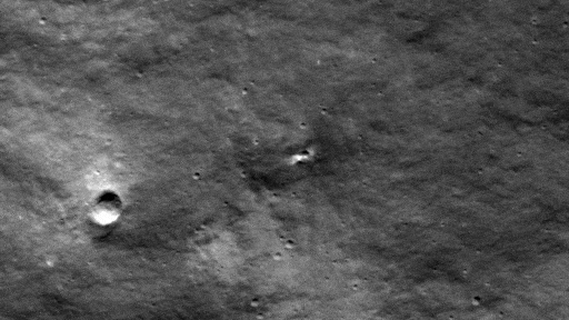    На изображении чередуются снимки Lunar Reconnaissance Orbiter (LRO) от 27 июня 2020 года и 24 августа 2023 года — до и после появления нового ударного кратера, вероятно, образовавшегося в результате падения российского аппарата «Луна-25» / © NASA