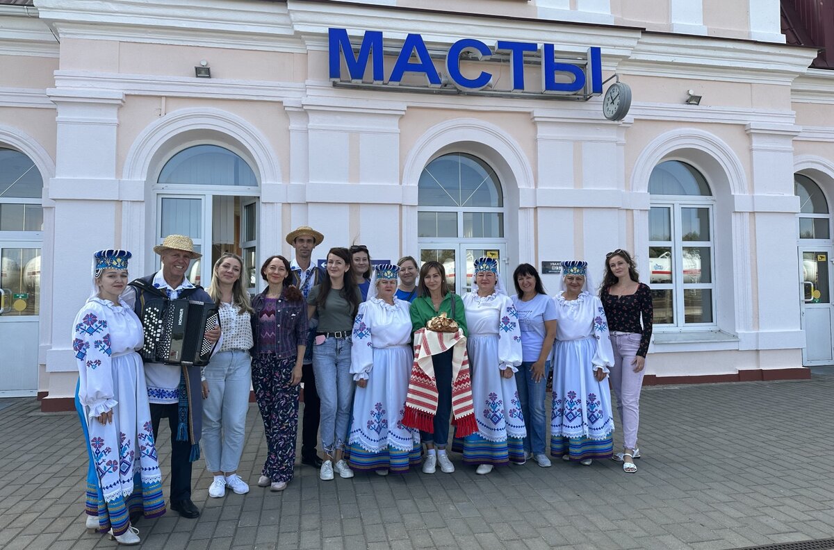 На вокзале артистов народного ансамбля "Реченька" встречали словно родных
