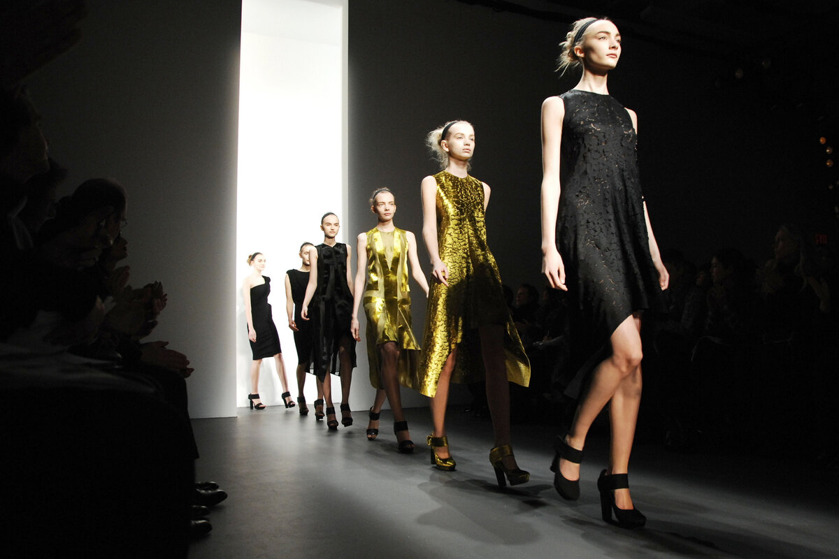 Индустрия моды и красоты. Индустрия моды и красоты. Индустрия моды и красоты. Модный показ. Модная дизайнерская одежда.