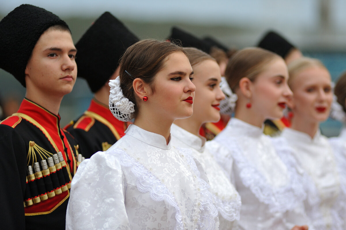 Казачий хор братцы. Танцевальная культура кубанских Казаков. Передник Кубанский казачий. Кубанский казачий хор состав.