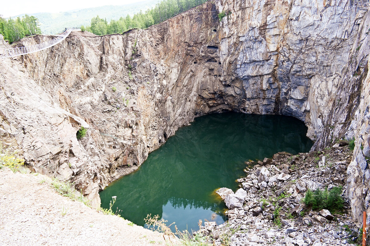 Так выглядит голубое озеро со смотровой площадки