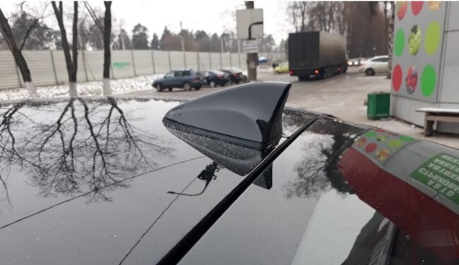 Монтаж проводится как на болты, так и на двусторонний скотч. Водитель выбирает способ в зависимости от личных убеждений. Следует заметить, что посадка на скотч менее безопасна, так как не повреждается лакокрасочное покрытие на кузове.