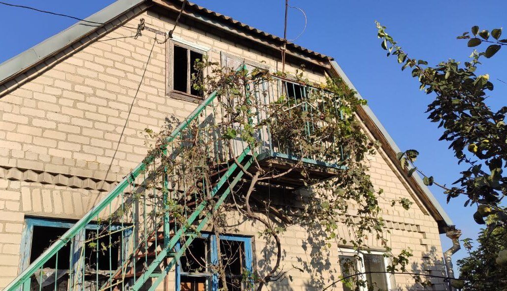  Боевики ВСУ обстреляли жилой дом в Днепрянах - Таврия ТВ - Херсон