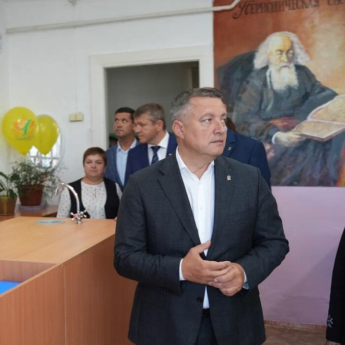 Капитальный ремонт Илирской школы № 2 в поселке Прибрежном, Братского района, обсудили во время визита губернатора Иркутской области Игоря Кобзева в образовательное учреждение. В здании 1969 года постройки учатся 316 ребят. В школе необходимо заменить инженерные сети, кровлю, провести наружные и внутренние работы. Игорь Кобзев проговорил с мэром Братского района Александром Дубровиным о подготовке проектно-сметной документации (ПСД) планируемых работ.