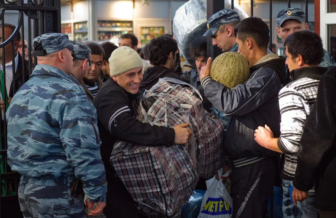 Таджики уезжают из россии после крокуса. Мигранты Таджикистана. Мигранты таджики вокзал. Таджики в Москве. Таджики на вокзале.