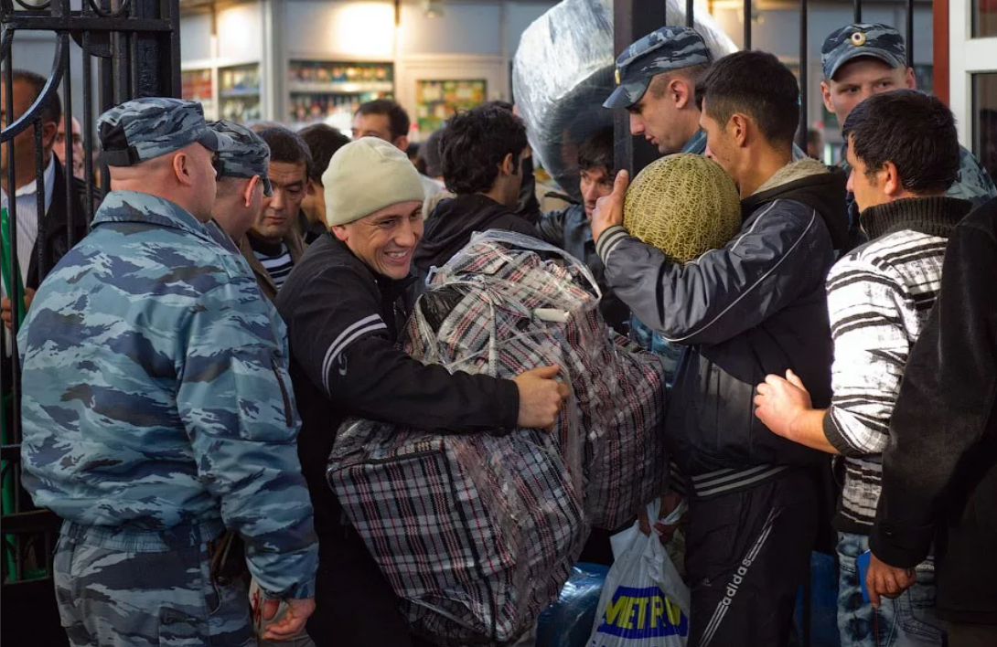 Мигранты Таджикистана. Мигранты таджики вокзал. Таджики в Москве. Таджики на вокзале.