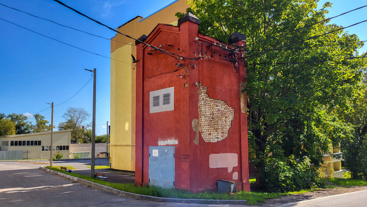 Трансформаторная будка, покрашенная в красный цвет