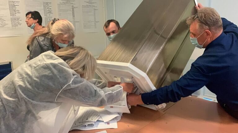    На избирательных участках Оренбуржья комиссия ведет подсчет голосов Андрей Севостьянов