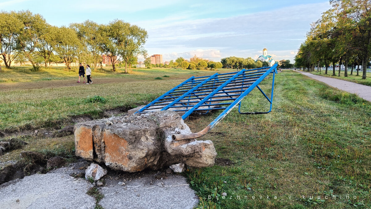 Снесённые турники в Фёдоровском сквере. Фото моё.
