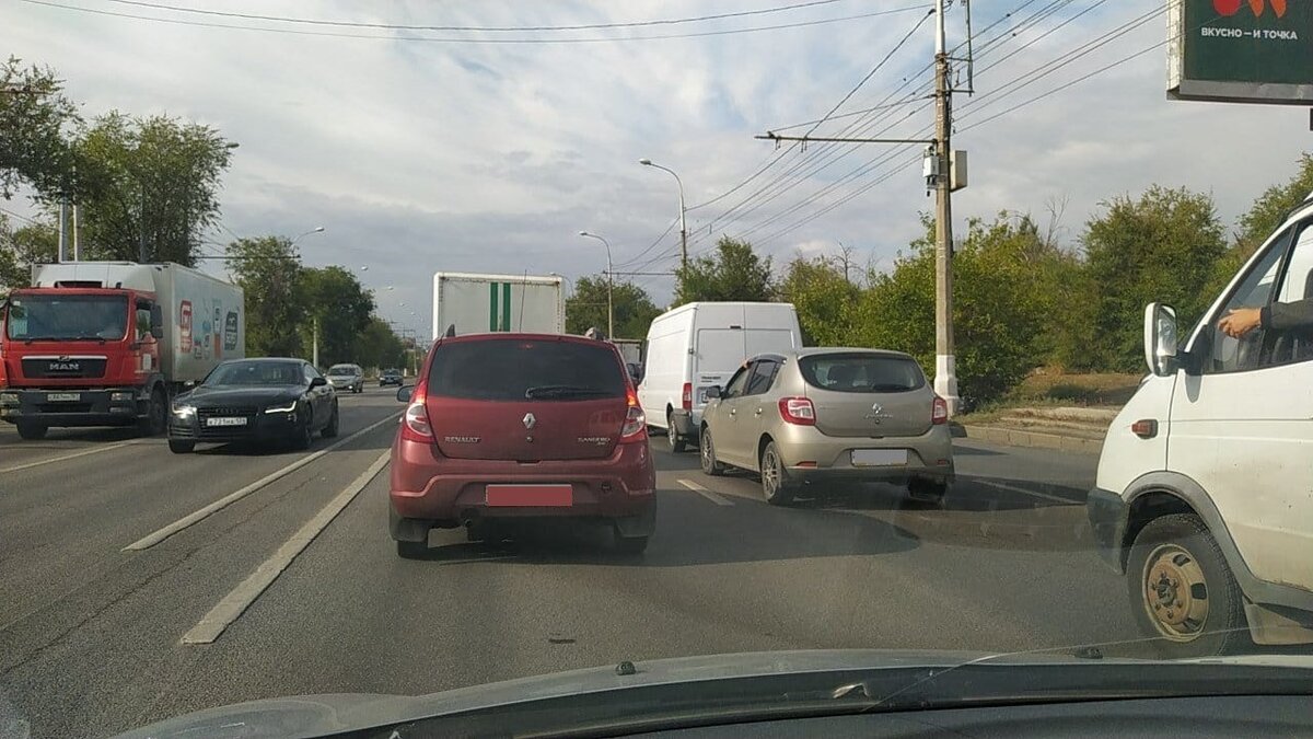     Затор на проспекте Ленина в Волгограде образовался в результате ДТП. По предварительной информации, столкнулись троллейбус и кроссовер.