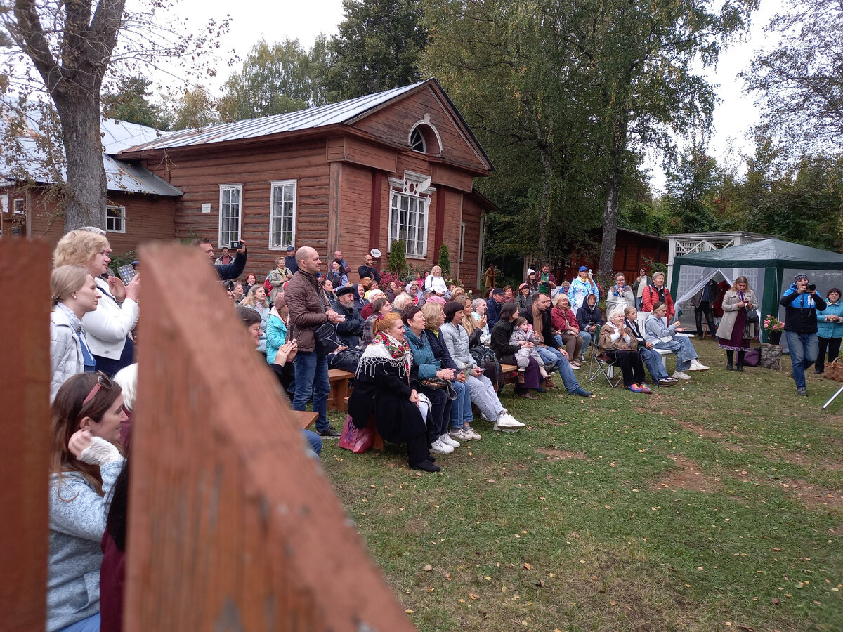 «Люблю я вас, дачки! Идешь себе ночью, А окна, балконы отворены все; И звук фортепьяно оттуда несется, И льются напевы в ночной тишине». А. Плещеев Ах, дачи! Ах, дачная жизнь!-6