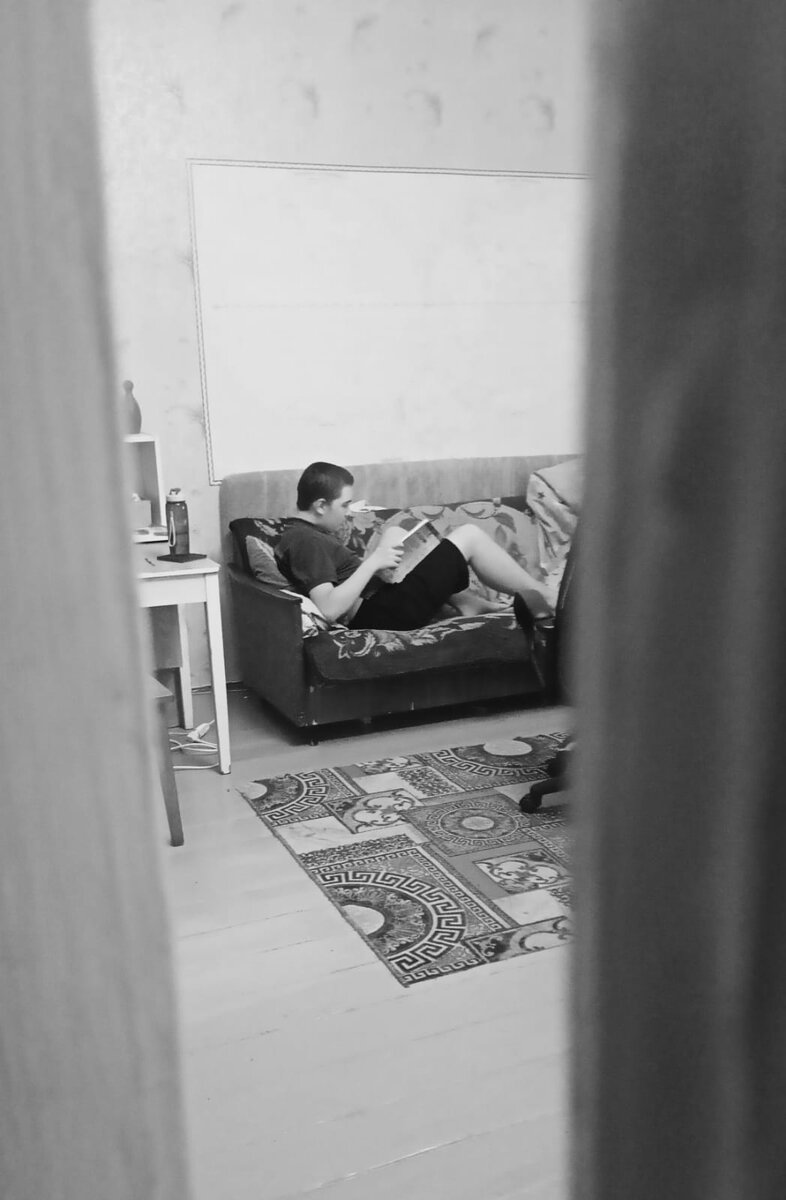 Кто-то слушает, а кто-то читает книги.