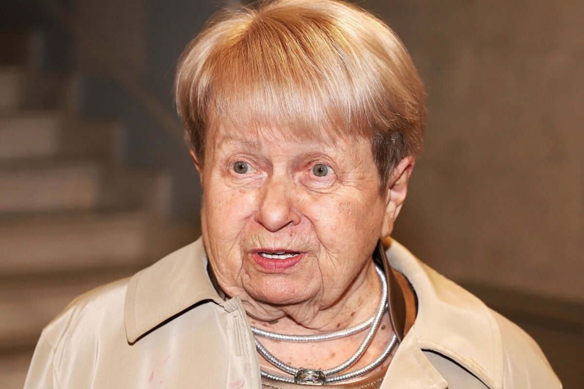     «Налетели, словно коршуны»: Александра Пахмутова после смерти Николая Добронравова не может выйти на улицу