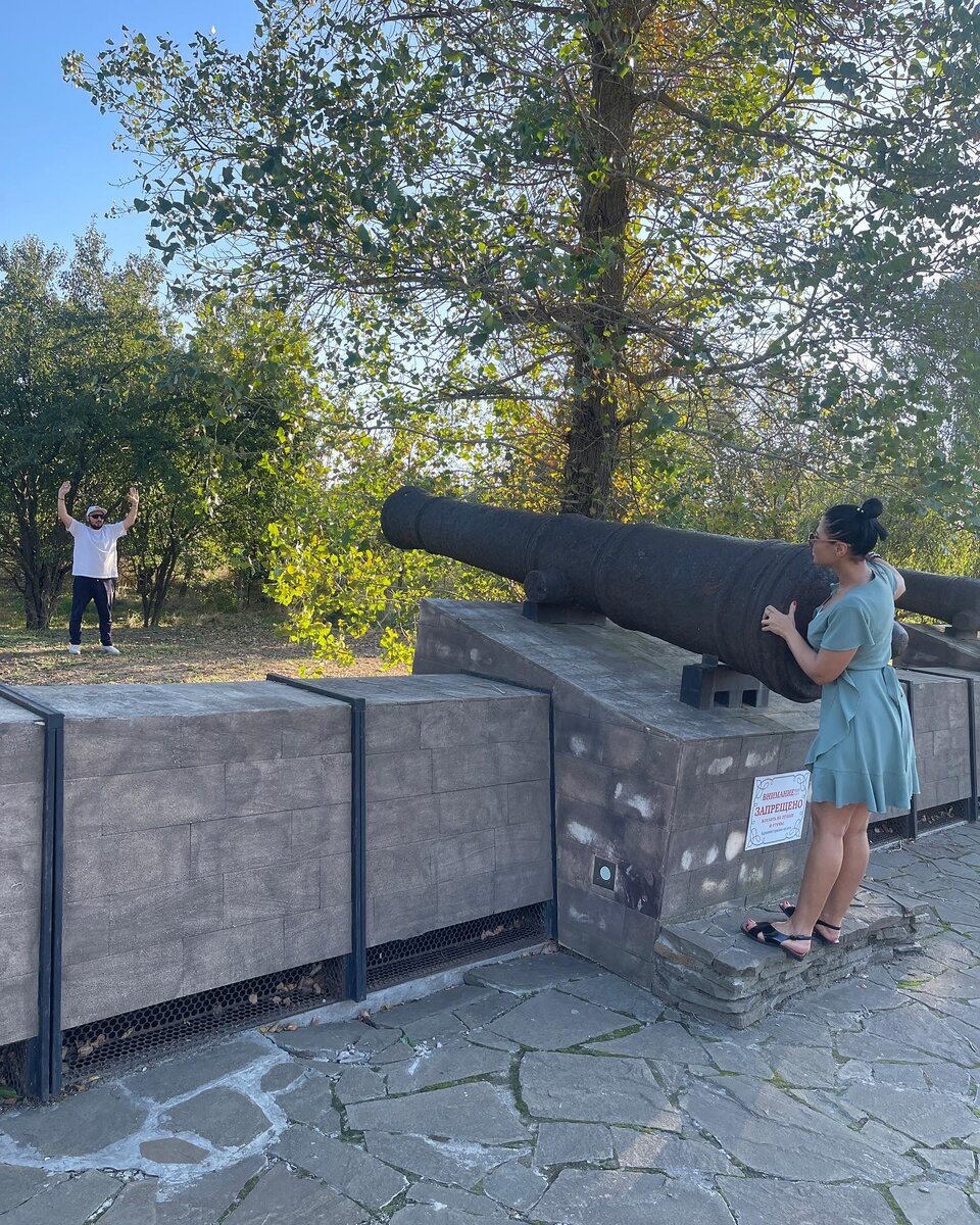 Помнит Черкасск и ежегодные весенние затопления, и страшные пожары, когда город выгорал почти дотла. Один такой крупный пожар стал следствием того, что впервые на Дону был воздвигнут девятиглавый каменный храм – Воскресенский собор – дошедший до сегодняшних дней практически в первозданном виде.