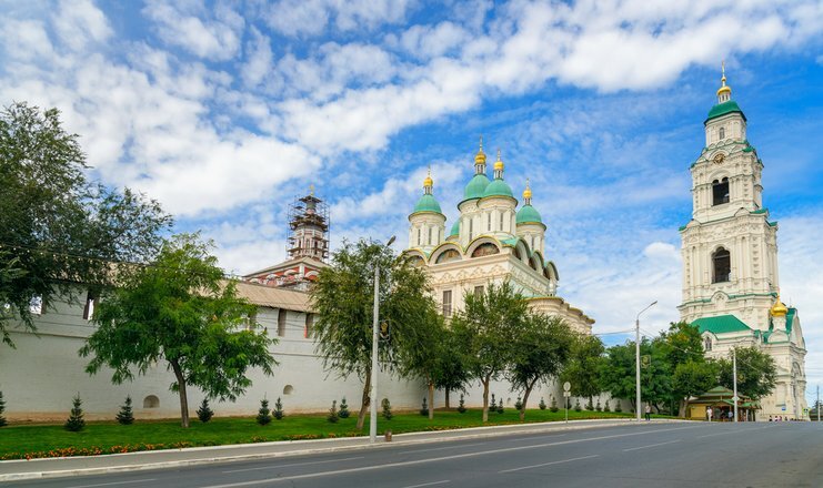 Великолепие пейзажей, отменная рыбалка, отсутствие толп туристов в знаковых местах города и области - благодать!