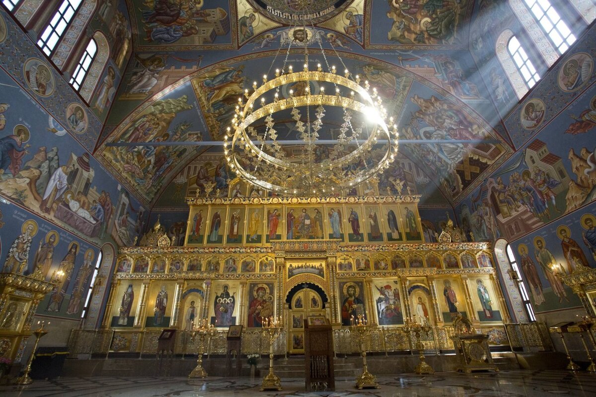    В Сургуте отметили годовщину освящения Патриархом Кириллом храма Георгия Победоносца