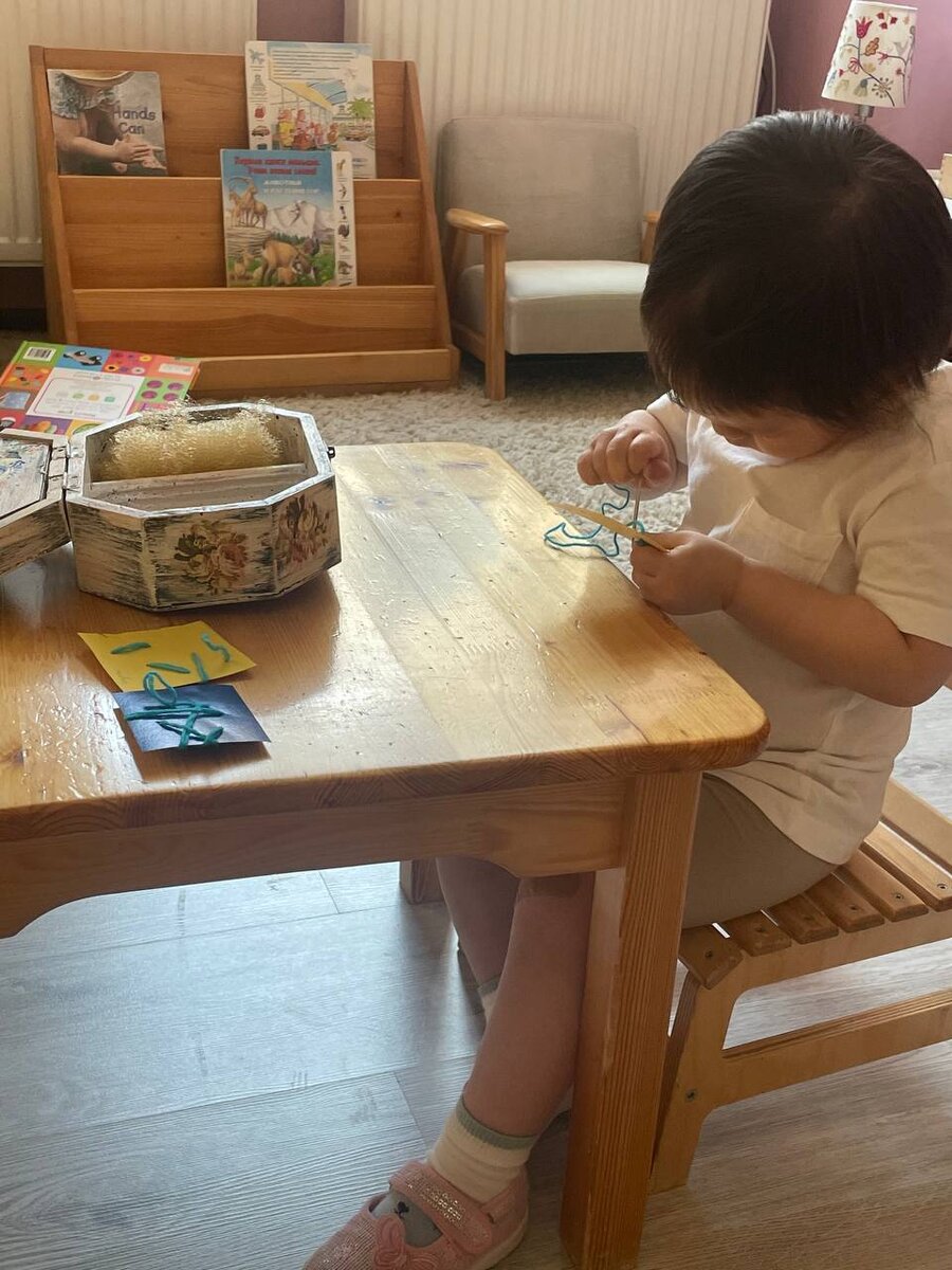 Впитывающая самость ребенка делает его развитие восприимчивым к нежелательным запретам, препятствующим естественному росту внутренней дисциплины. 