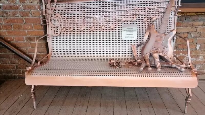     Неофициальный памятник группе «Король и Шут», который находился в Центральном парке в Красноярске, перенесли в другое место.