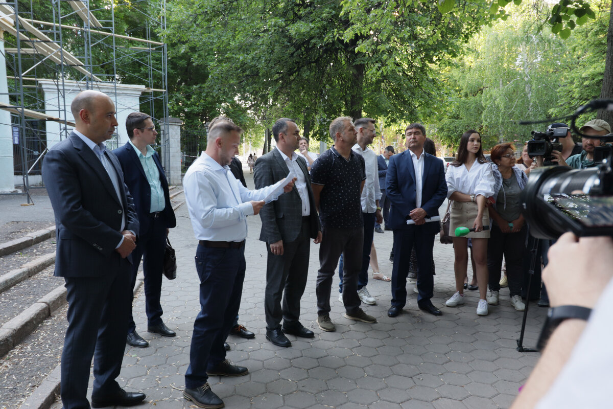 Представители администрации Кировского района, муниципальные депутаты и журналисты