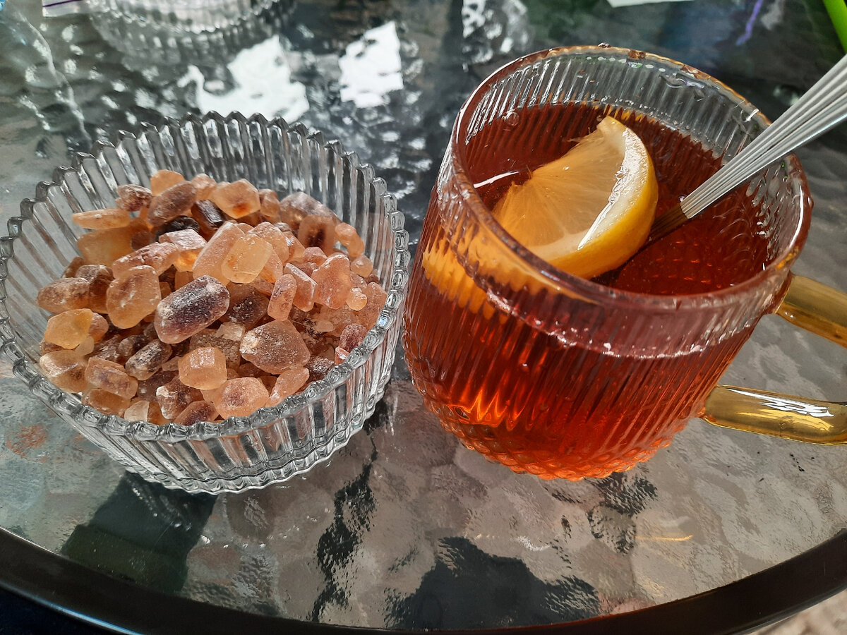 Слева - сахар)) 