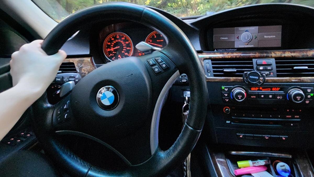    Водитель за рулем автомобиля:pexels.com