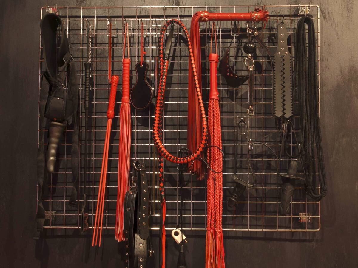 Набор девайсов в номере "Готика" в отеле "Подушкин" в Измайлове (Москва)