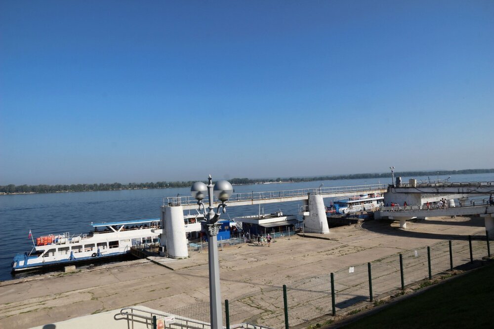 Причалы у речного вокзала. Мой теплоход до Рождествено (справа на фото) уже причалил.