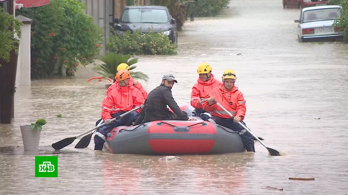    Затоплены дороги и дома: как туристы и жители Сочи переживают разгул стихии