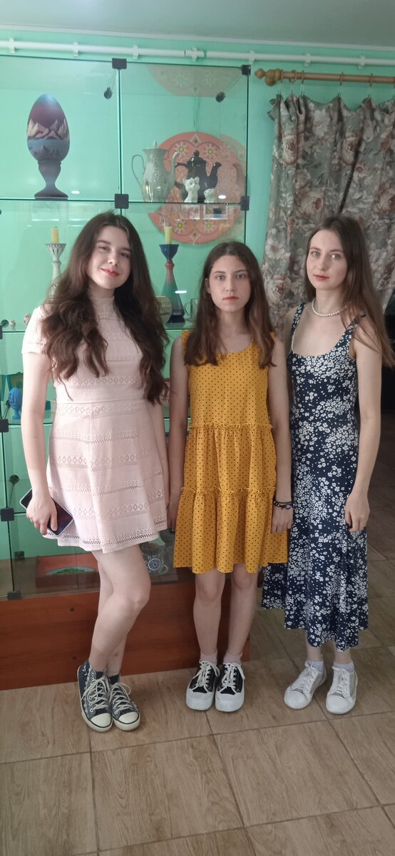 Дочь с подругами