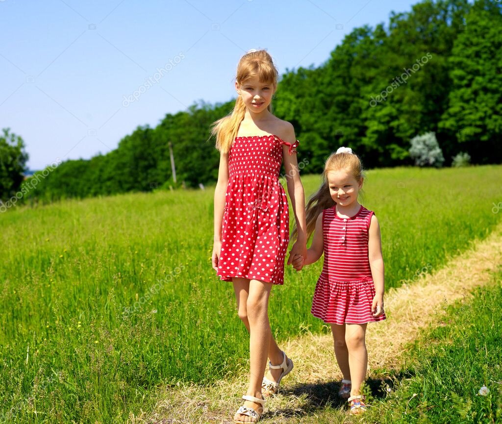 Девятилетняя Верка и пятилетняя Алёнка. Выглядели приблизительно так. Только за ручки никогда не ходили. Фото из интернета.