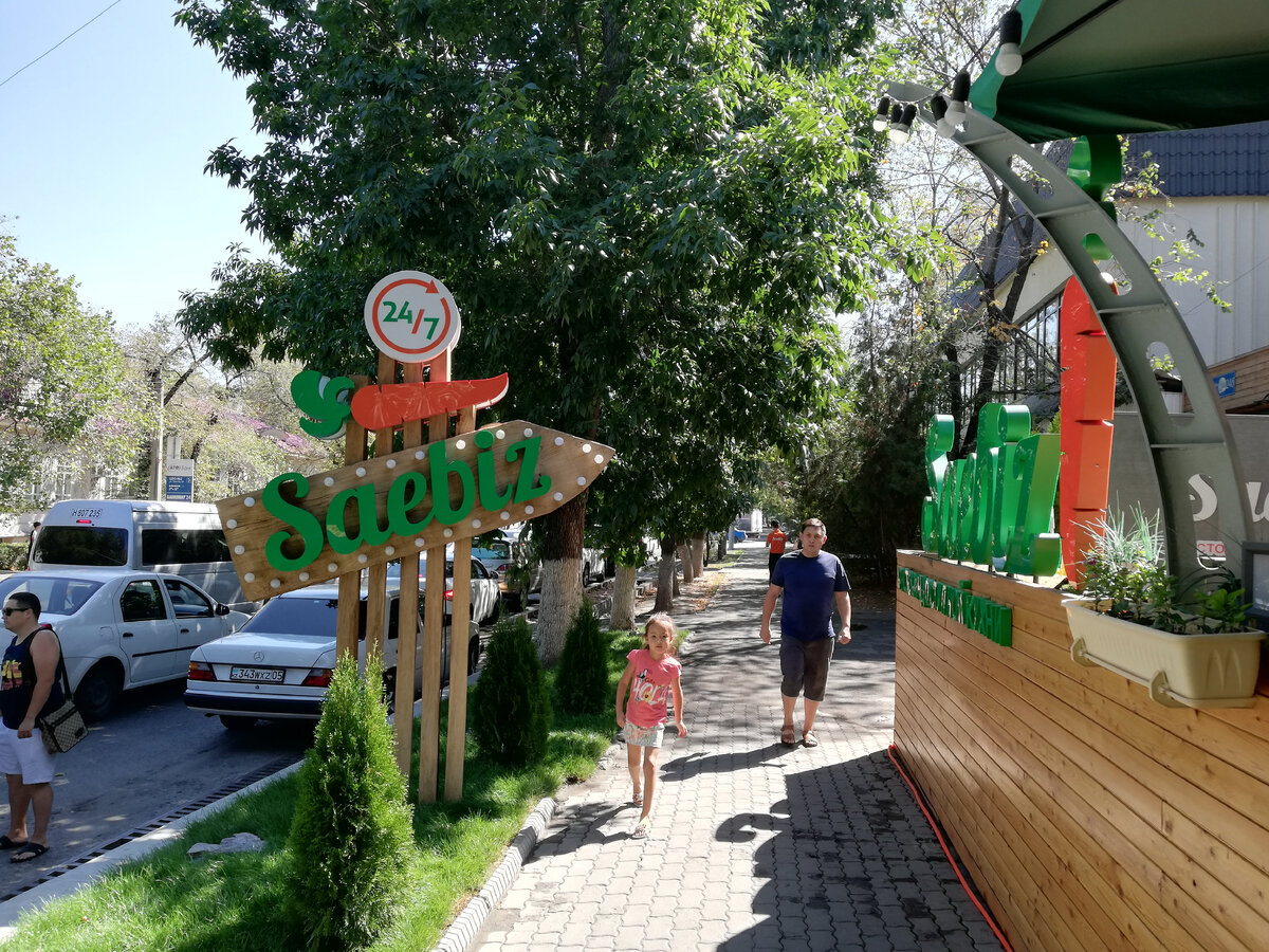 Saebiz (Морковь) - так называется ресторан, как-то моментально возникший сразу же после первой волны латинизации казахского алфавита. Ресторан рекламировать не буду - как-то он у меня, как нынче говорят, не зашёл. Но знаю людей, которым понравилось. Фотография моя. 